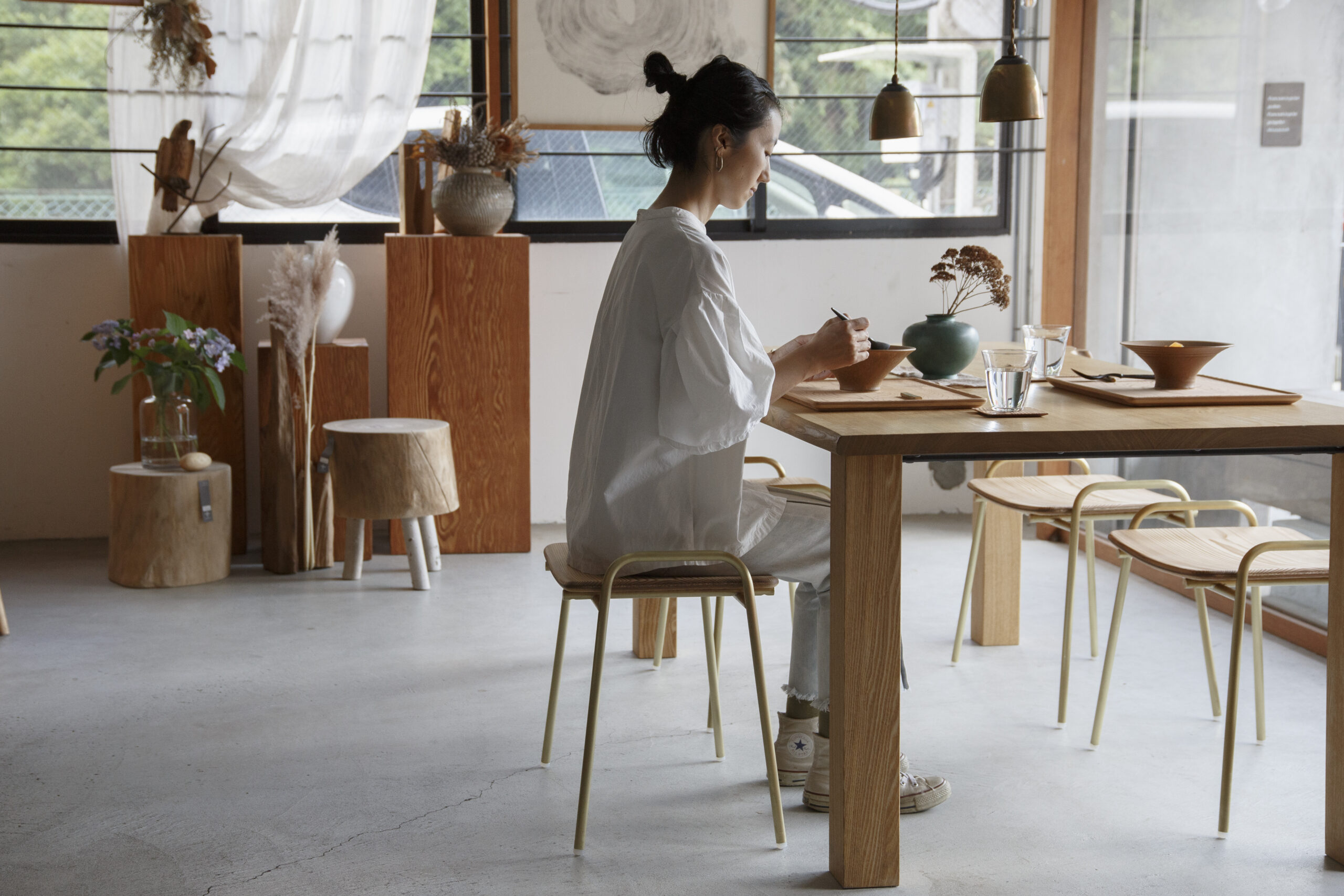 背筋を伸ばして座っている